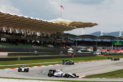 Фелипе Масса Williams FW37 опережает напарника Валттери Боттаса, Williams FW37