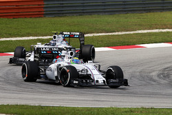Фелипе Масса Williams FW37 опережает напарника Валттери Боттаса, Williams FW37