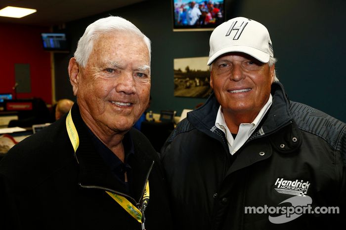 NASCAR Salón de la Fama Junior Johnson con el dueño del equipo Rick Hendrick