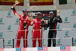 Podio Carrera 2 primera posición de Jordi Gené, Seat Leon Racer, Craft Bamboo Racing LUKOIL segundo lugar Pepe Oriola, SEAT Leon Racer, Craft Bamboo Racing LUKOIL tercera posición Gianni Morbidelli, Honda Civic TCR, West Coast Racing
