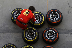 Un mecánico de Racing Engineering prepara neumáticos Pirelli