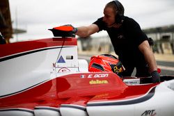 Esteban Ocon ART Grand Prix est poussé dans le garage