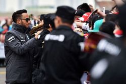 Lewis Hamilton Mercedes AMG F1 firma autógrafos para los aficionados