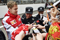 Себастьян Феттель Ferrari раздает автографы