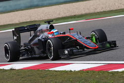 Fernando Alonso, McLaren MP4-30 avec de la peinture flow-vis