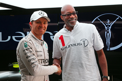 Нико Росберг Mercedes AMG F1 и Эд Мосес, легенда легкой атлетики