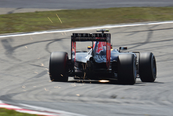 Daniil Kvyat, Red Bull Racing RB11 envoie des étincelles