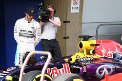 Lewis Hamilton, Mercedes AMG F1 mirando a los Red Bull