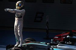 Победитель гонки Льюис Хэмилтон Mercedes AMG F1 празднует