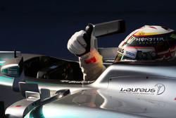 Ganador de la carrera, Lewis Hamilton celebra en su Mercedes AMG F1 W06