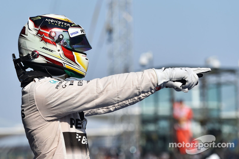 Le vainqueur Lewis Hamilton Mercedes AMG F1 W06 fête sa victoire dans le Parc Fermé