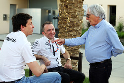 (L naar R): Toto Wolff, Mercedes AMG F1 Aandeelhouder en Executive Director met Paddy Lowe, Mercedes