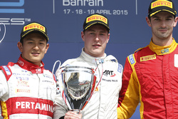 Podio: ganador de la carrera Stoffel Vandoorne, ART Grand Prix, el segundo lugar Río Hary, Campos Racing, el tercer lugar Alexander Rossi, Ingeniería Racing