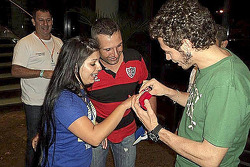 Valentino Rossi renueva voto a una pareja argentina