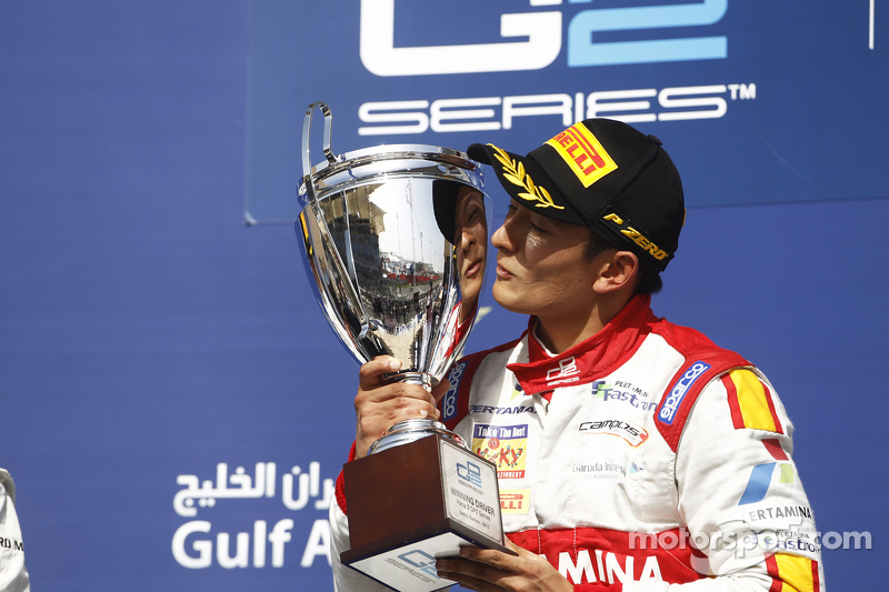 Rio Haryanto mencium trofi kemenangan perdananya di GP2.