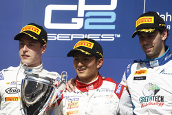 Le vainqueur Rio Haryanto, Campos Racing, le deuxième Stoffel Vandoorne, ART Grand Prix et le troisième Nathanael Berthon, Lazarus