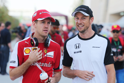 Sebastian Vettel, Ferrari con Jenson Button, McLaren