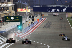 Пастор Мальдонадо, Lotus F1 E23 и Макс Ферстаппен, Scuderia Toro Rosso STR10 борются за позицию