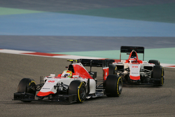 Роберто Мери, Manor F1 Team едет впереди напарника по команде Уилла Стивенса, Manor F1 Team