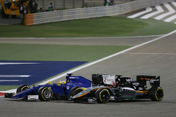 Marcus Ericsson, Sauber C34 and Nico Hulkenberg, Sahara Force India F1 VJM08 battle for position