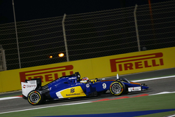 Маркус Эриксон, Sauber C34 и Нико Хюлькенберг, Sahara Force India F1 VJM08 борются за позицию