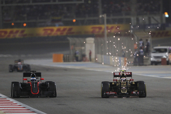Fernando Alonso, McLaren MP4-30 and Pastor Maldonado, Lotus F1 E23 battle for position