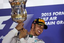 Ganador de la carrera Lewis Hamilton, Mercedes AMG F1 celebra en el podio