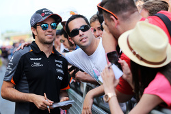 Sergio Pérez, Sahara Force India F1 firma autógrafos para los aficionados
