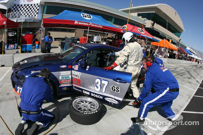 Arrêt aux stands pour la Mustang GT n°37 JBS Motorsports : Jim Seafuse, Bret Seafuse, James Gue