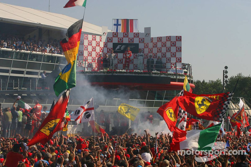 Podium: 1. Michael Schumacher mit Kimi Räikkönen und Robert Kubica