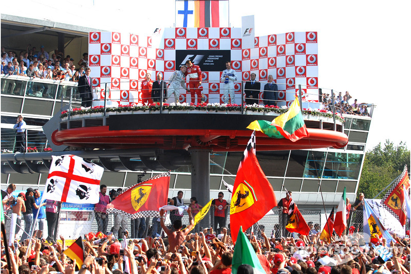 Podium: 1. Michael Schumacher mit Kimi Räikkönen und Robert Kubica