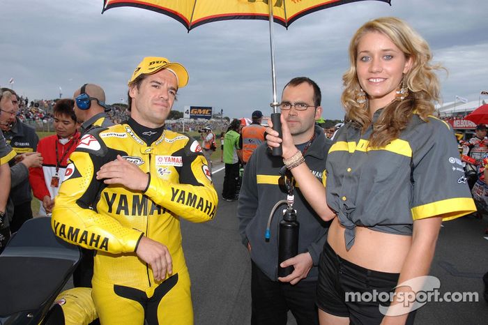 Carlos Checa en la parrilla de salida