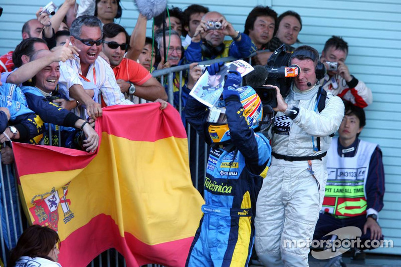 Ganador de la carrera Fernando Alonso celebra