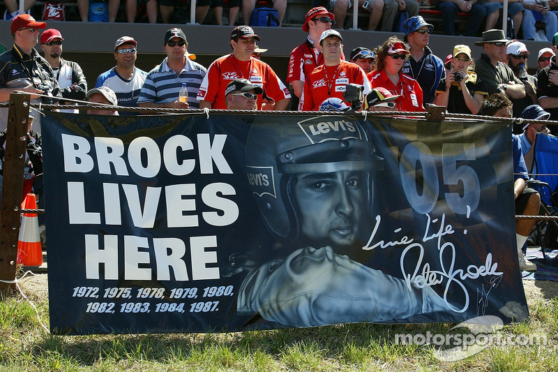 Un bel hommage à Peter Brock en fin de carrière