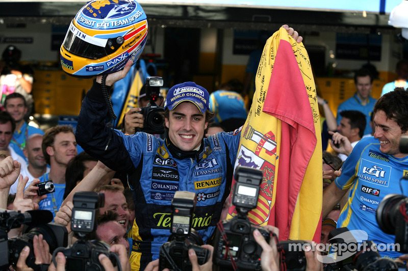 Чемпіон Ф1 2006 року Фернандо Алонсо святкує з членами команди Renault F1