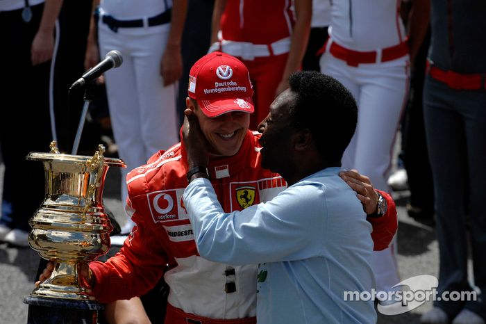 Ceremonia de la retirada de Michael Schumacher de la F1: recibe un trofeo de Pelé