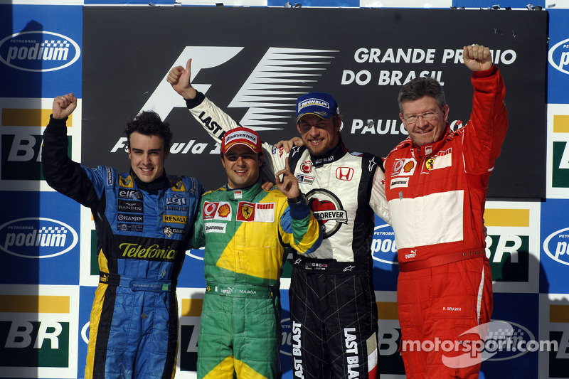Подіум: переможець гонки Феліпе Масса з чемпіоном світу 2006 року Фернандо Алонсо, Дженсон Баттон і Росс Браун