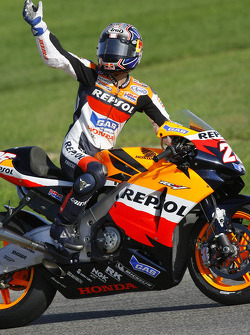 Le Champion du Monde 2006 de MotoGP Nicky Hayden savoure
