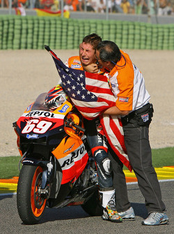 Le Champion du Monde 2006 de MotoGP Nicky Hayden savoure