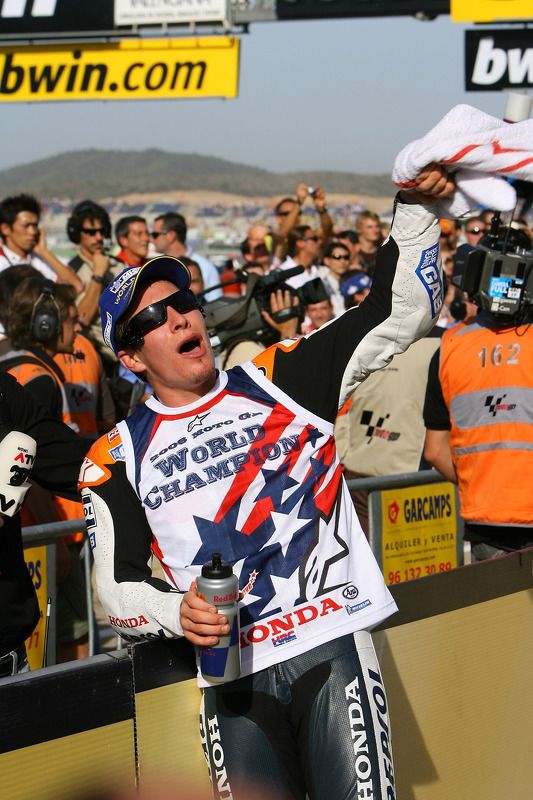 El Campeón Mundial de MotoGP 2006 Nicky Hayden celebra