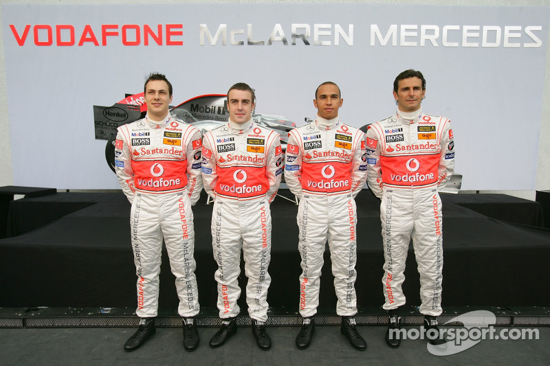 Gary Paffett, Fernando Alonso, Lewis Hamilton e Pedro de la Rosa na apresentação da McLaren em 2007
