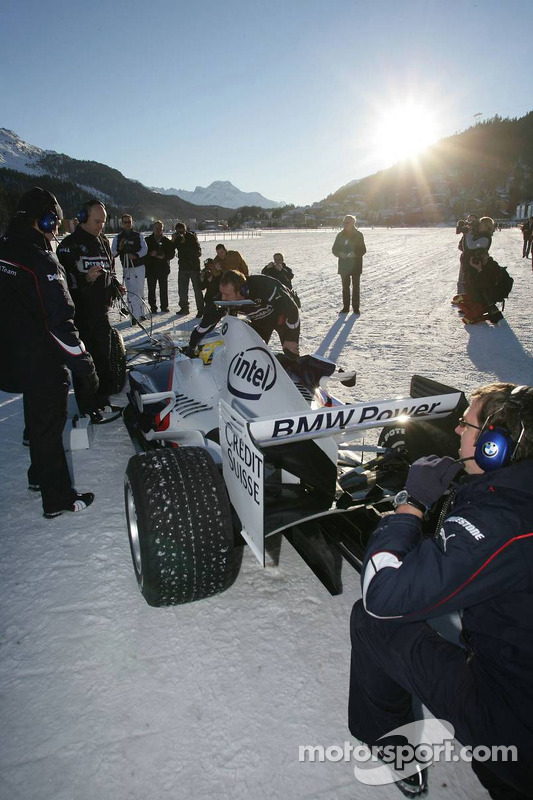 Nick Heidfeld im BMW-F1-Auto auf Spike-Reifen im Schnee von St. Moritz