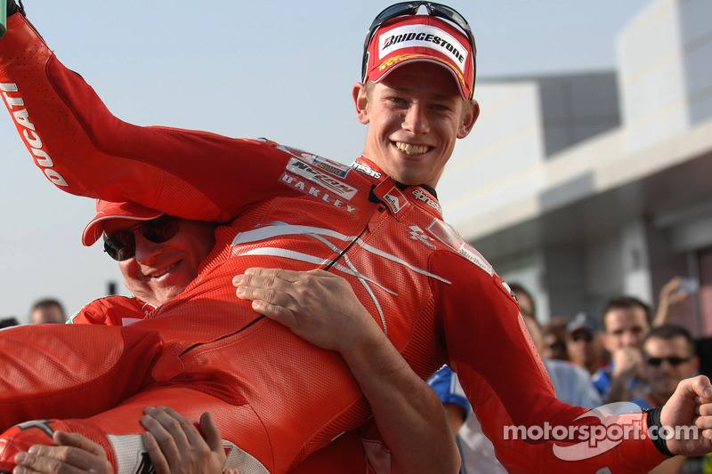 Pemenang balapan, Casey Stoner, merayakan