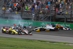 Start crash involving Helio Castroneves, Team Penske Chevrolet and Scott Dixon, Chip Ganassi Racing Chevrolet and others
