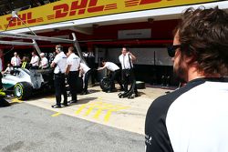 Fernando Alonso, McLaren, mira las prácticas de pits de Mercedes AMG F1.