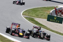Daniel Ricciardo, Red Bull Racing RB11 y Romain Grosjean, Lotus F1 E23, pelean por la posición