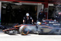 Fernando Alonso, McLaren MP4-30 abandonne