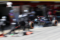 Фернандо Алонсо, McLaren MP4-30 сходит с гонки