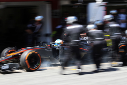 Фернандо Алонсо, McLaren MP4-30 сходит с гонки