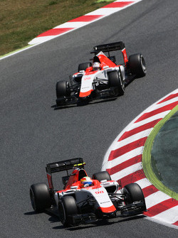 Роберто Мери, Manor F1 Team едет впереди напарника по команде - Уилла Стивенса, Manor F1 Team